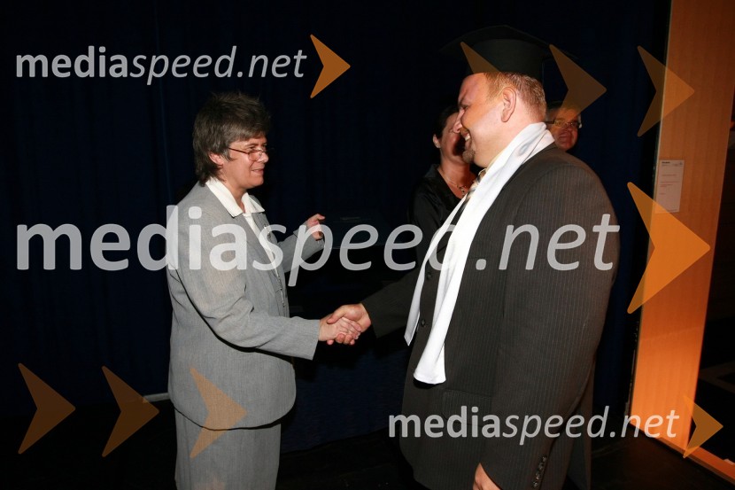 Mag. Mirjana Ivanuša-Bezjak, ravnateljica VSŠ Academia in diplomant VSŠ Academia15. obletnica poslovnega sistema Academia in svečana podelitev diplom Višje strokovne šole Academia