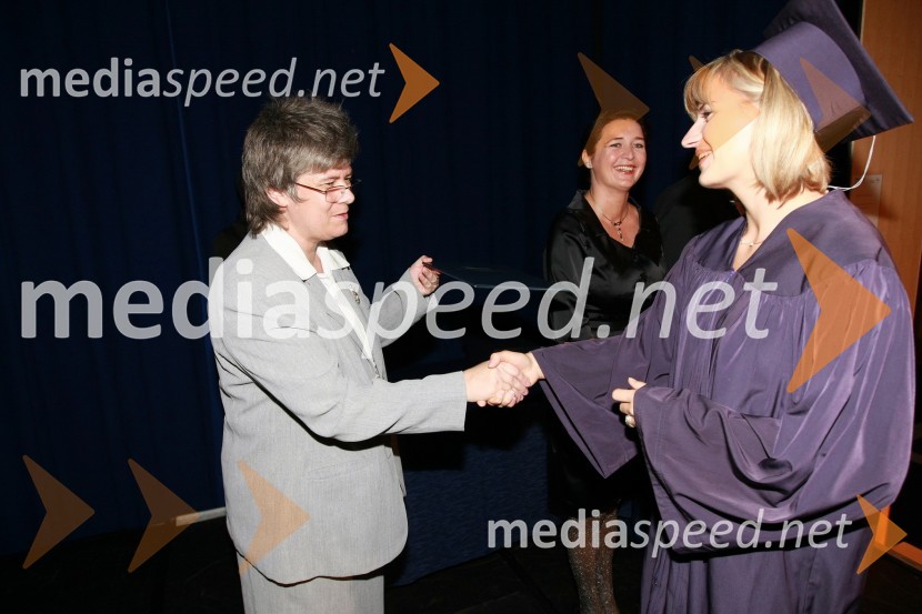 Mag. Mirjana Ivanuša-Bezjak, ravnateljica VSŠ Academia in diplomantka VSŠ Academia15. obletnica poslovnega sistema Academia in svečana podelitev diplom Višje strokovne šole Academia
