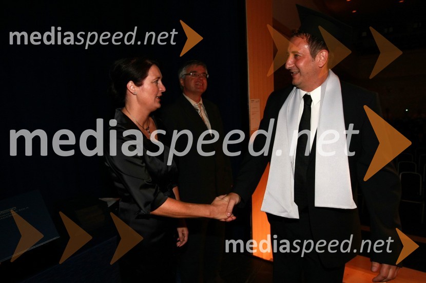 Mag. Majda Kralj, direktorica poslovnega sistema Academia in diplomant VSŠ Academia15. obletnica poslovnega sistema Academia in svečana podelitev diplom Višje strokovne šole Academia