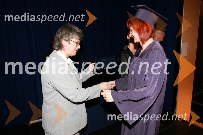 Mag. Mirjana Ivanuša-Bezjak, ravnateljica VSŠ Academia in diplomantka VSŠ Academia15. obletnica poslovnega sistema Academia in svečana podelitev diplom Višje strokovne šole Academia