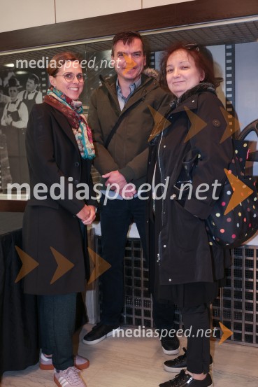  Petra Hrastar, MGL;  ... ;  ... Tukaj v temenem gozdu, premiera drame MGL