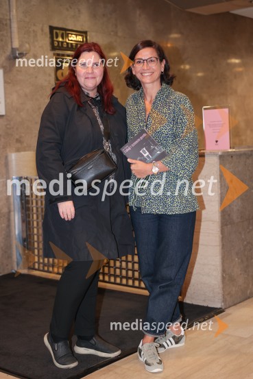  Teja Pelko, novinarka;  Simona  Belle, služba za stike z javnostmi MGLTukaj v temenem gozdu, premiera drame MGL