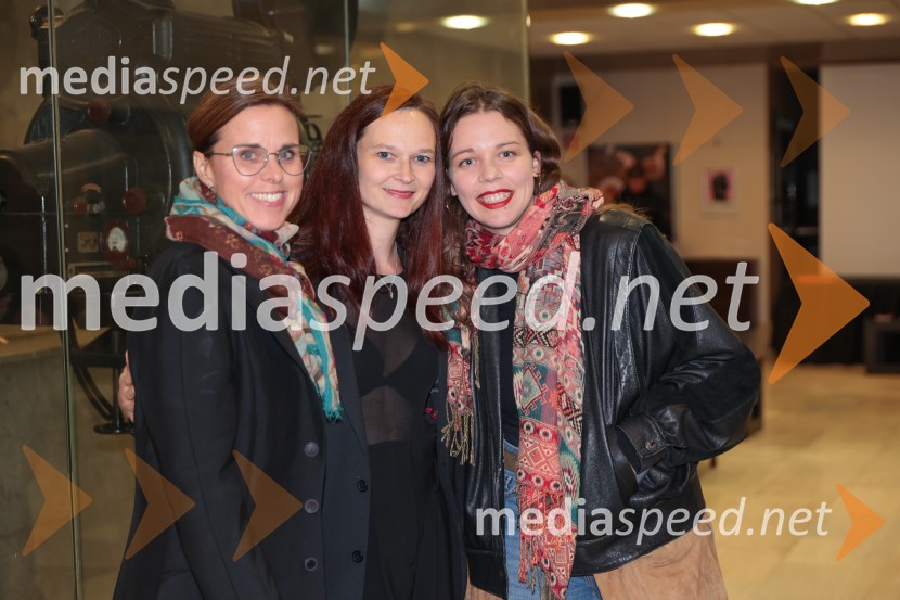  Petra Hrastar, MGL;  Katarina Koprivnikar, marketing MGL;  Katarina Oblak, MGLTukaj v temenem gozdu, premiera drame MGL