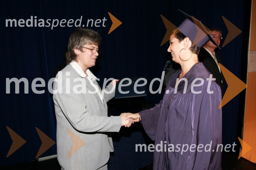 Mag. Mirjana Ivanuša-Bezjak, ravnateljica VSŠ Academia in diplomantka VSŠ Academia15. obletnica poslovnega sistema Academia in svečana podelitev diplom Višje strokovne šole Academia