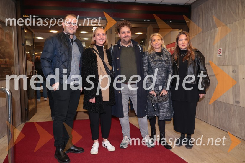  ... ;  Lara Ekar Grlj, koreografinja;  Luka Marcen, režiser;  Tatjana Doma, dramaturginja SLG Celje;  ... Tukaj v temenem gozdu, premiera drame MGL