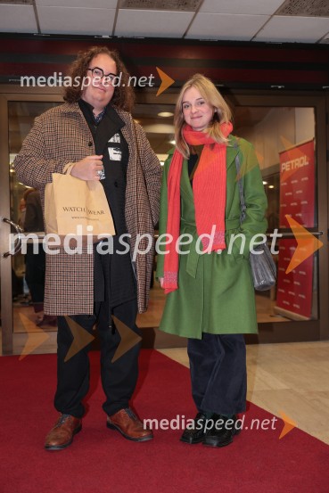  Gašper Stražišar, novinar, gledališki in literarni kritik;  ... Tukaj v temenem gozdu, premiera drame MGL