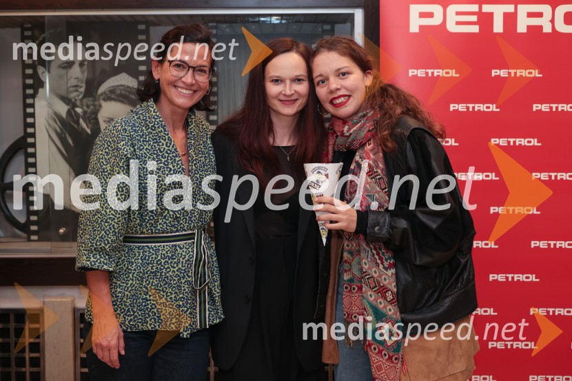  Simona  Belle, služba za stike z javnostmi MGL;  Katarina Koprivnikar, marketing MGL;  Katarina Oblak, MGLTukaj v temenem gozdu, premiera drame MGL