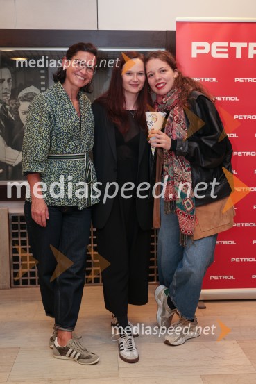  Simona  Belle, služba za stike z javnostmi MGL;  Katarina Koprivnikar, marketing MGL;  Katarina Oblak, MGLTukaj v temenem gozdu, premiera drame MGL