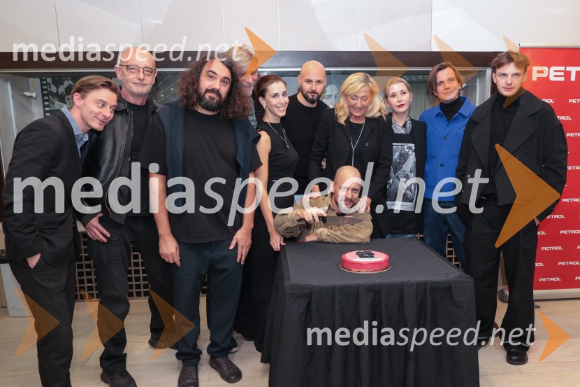  Jure Rajšp, igralec;  Andrej  Hajdinjak, oblikovalec svetlobe;  Andrej  Kobal, glasbenik;  Boris  Kerč, igralec;  Nina Rakovec, igralka, pevka;  Jaka Lah, igralec;  Jernej Gašperin, igralec;  Judita Zidar, igralka;  Eva Mahkovic, dramaturginja in avtorica;  Dorian Šilec Petek, režiser;  Timotej  Rosc, kostumografTukaj v temenem gozdu, premiera drame MGL