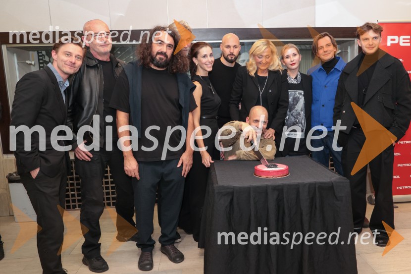  Jure Rajšp, igralec;  Andrej  Hajdinjak, oblikovalec svetlobe;  Andrej  Kobal, glasbenik;  Boris  Kerč, igralec;  Nina Rakovec, igralka, pevka;  Jernej Gašperin, igralec;  Jernej Gašperin, igralec;  Judita Zidar, igralka;  Eva Mahkovic, dramaturginja in avtorica;  Dorian Šilec Petek, režiser;  Timotej  Rosc, kostumografTukaj v temenem gozdu, premiera drame MGL