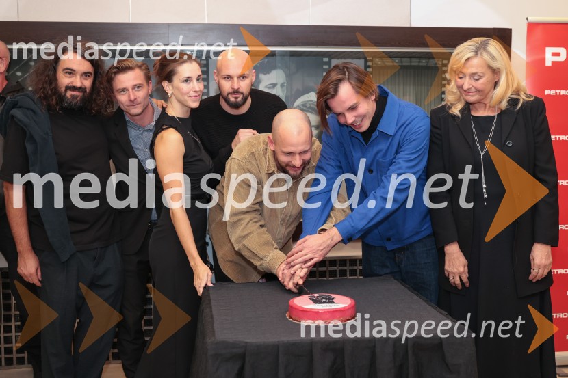  ... ;  Jure Rajšp, igralec;  Nina Rakovec, igralka, pevka;  Jernej Gašperin, igralec;  Jernej Gašperin, igralec;  Dorian Šilec Petek, režiser;  Judita Zidar, igralkaTukaj v temenem gozdu, premiera drame MGL