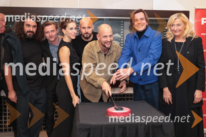  Andrej  Kobal, glasbenik;  Jure Rajšp, igralec;  Nina Rakovec, igralka, pevka;  Jernej Gašperin, igralec;  Jernej Gašperin, igralec;  Dorian Šilec Petek, režiser;  Judita Zidar, igralkaTukaj v temenem gozdu, premiera drame MGL