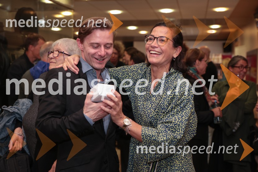  Jure Rajšp, igralec;  Simona  Belle, služba za stike z javnostmi MGLTukaj v temenem gozdu, premiera drame MGL