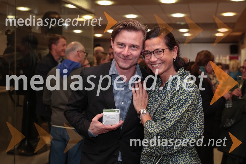  ... ;  Jure Rajšp, igralec;  Simona  Belle, služba za stike z javnostmi MGLTukaj v temenem gozdu, premiera drame MGL