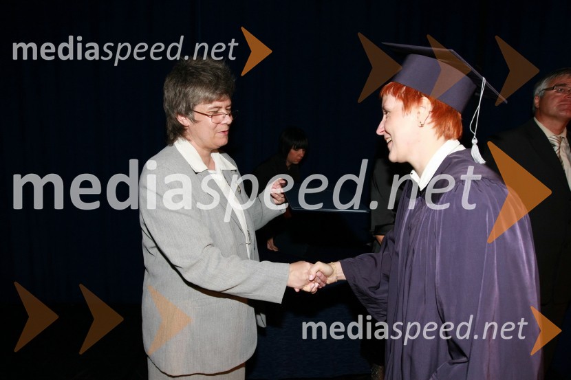 Mag. Mirjana Ivanuša-Bezjak, ravnateljica VSŠ Academia in diplomantka VSŠ Academia15. obletnica poslovnega sistema Academia in svečana podelitev diplom Višje strokovne šole Academia