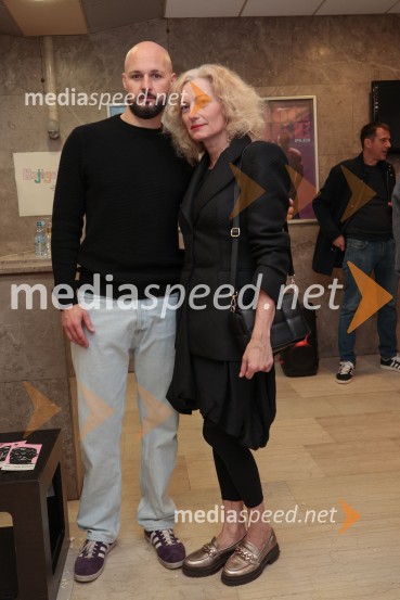  Hermina Kovačič, strokovnjakinja za komuniciranje;  Jernej Gašperin, igralecTukaj v temenem gozdu, premiera drame MGL