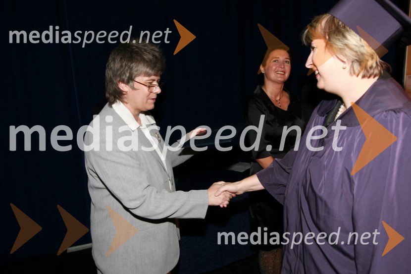 Mag. Mirjana Ivanuša-Bezjak, ravnateljica VSŠ Academia in diplomantka VSŠ Academia15. obletnica poslovnega sistema Academia in svečana podelitev diplom Višje strokovne šole Academia