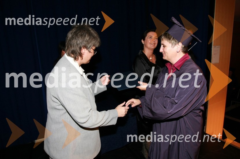 Mag. Mirjana Ivanuša-Bezjak, ravnateljica VSŠ Academia in diplomantka VSŠ Academia15. obletnica poslovnega sistema Academia in svečana podelitev diplom Višje strokovne šole Academia