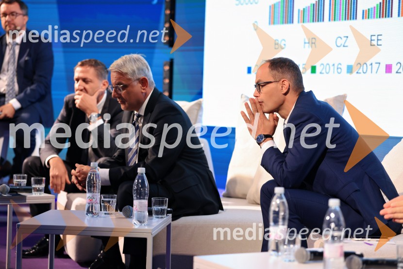  ... ;  Klemen Boštjančič, minister za finance;  Matjaž Han, minister za gospodarstvo, turizem in šport;  Anže Logar, predsednik stranke Demokrati, poslanec Državnega zbora Republike SlovenijeManagerski kongres 2025, drugi dan