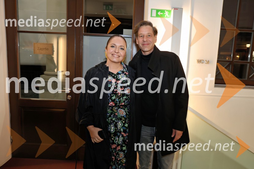  Ana  Bezjak, pevka;  ... Žival si, premiera v Mestnem gledališču Ptuj