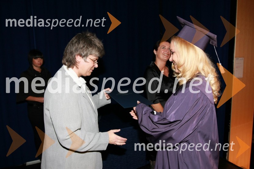 Mag. Mirjana Ivanuša-Bezjak, ravnateljica VSŠ Academia in diplomantka VSŠ Academia15. obletnica poslovnega sistema Academia in svečana podelitev diplom Višje strokovne šole Academia