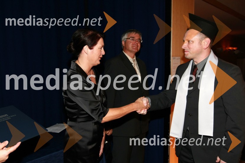 Mag. Majda Kralj, direktorica poslovnega sistema Academia in diplomant VSŠ Academia15. obletnica poslovnega sistema Academia in svečana podelitev diplom Višje strokovne šole Academia