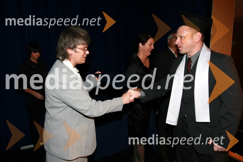 Mag. Mirjana Ivanuša-Bezjak, ravnateljica VSŠ Academia in diplomant VSŠ Academia15. obletnica poslovnega sistema Academia in svečana podelitev diplom Višje strokovne šole Academia