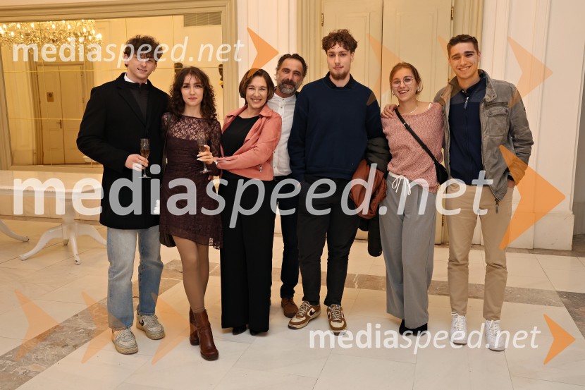  ... ;  Jana Bjelobrk;  Maša Žilavec, igralka;  Gorazd Žilavec, igralec;  Vasja  Bjelobrk;  Lea Žilavec;  Gal ŽilavecMedeja, premiera drame SNG Maribor