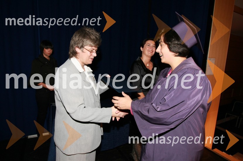 Mag. Mirjana Ivanuša-Bezjak, ravnateljica VSŠ Academia in diplomantka VSŠ Academia  	 
	15. obletnica poslovnega sistema Academia in svečana podelitev diplom Višje strokovne šole Academia