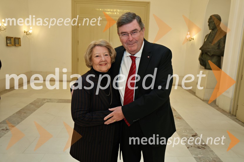  ... ;  Simon Robinson, dirigentMedeja, premiera drame SNG Maribor