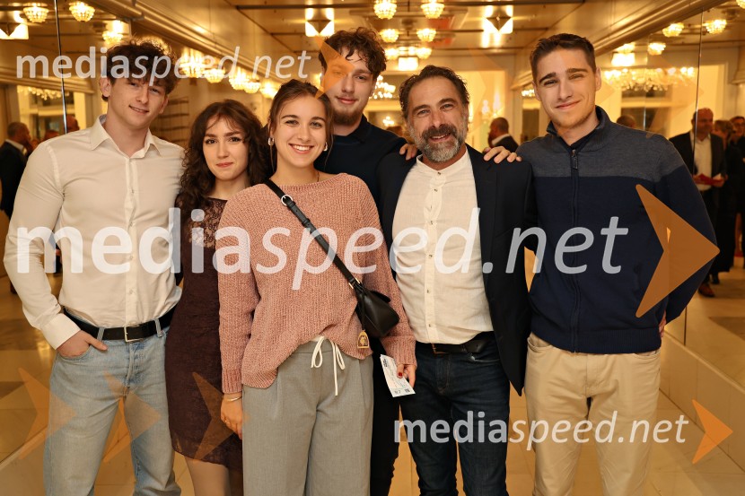  ... ;  Jana Bjelobrk;  Lea Žilavec;  Vasja  Bjelobrk;  Gorazd Žilavec, igralec;  Gal ŽilavecMedeja, premiera drame SNG Maribor