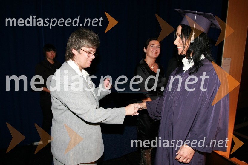 Mag. Mirjana Ivanuša-Bezjak, ravnateljica VSŠ Academia in diplomantka VSŠ Academia  	 
	15. obletnica poslovnega sistema Academia in svečana podelitev diplom Višje strokovne šole Academia