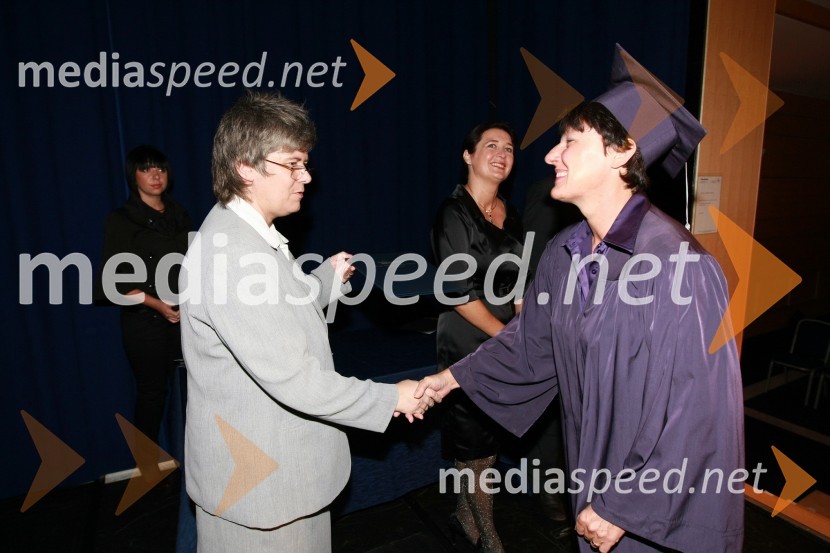 Mag. Mirjana Ivanuša-Bezjak, ravnateljica VSŠ Academia in diplomantka VSŠ Academia  	 
	15. obletnica poslovnega sistema Academia in svečana podelitev diplom Višje strokovne šole Academia