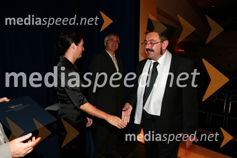 Mag. Majda Kralj, direktorica poslovnega sistema Academia in diplomant VSŠ Academia15. obletnica poslovnega sistema Academia in svečana podelitev diplom Višje strokovne šole Academia