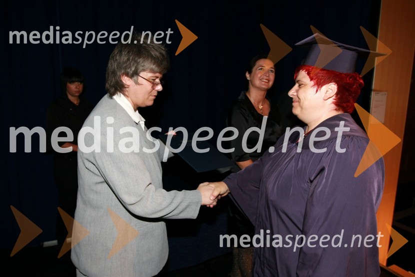 Mag. Mirjana Ivanuša-Bezjak, ravnateljica VSŠ Academia in diplomantka VSŠ Academia  	 
	15. obletnica poslovnega sistema Academia in svečana podelitev diplom Višje strokovne šole Academia