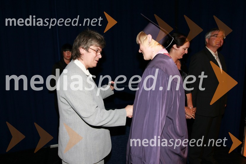 Mag. Mirjana Ivanuša-Bezjak, ravnateljica VSŠ Academia in diplomantka VSŠ Academia  	 
	15. obletnica poslovnega sistema Academia in svečana podelitev diplom Višje strokovne šole Academia