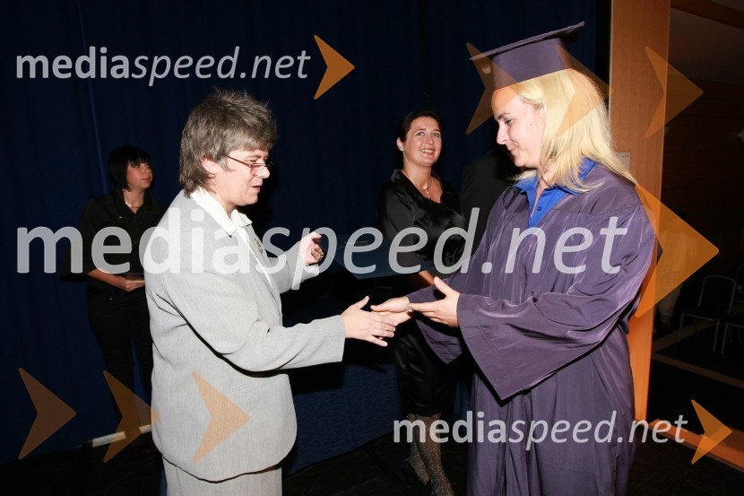 Mag. Mirjana Ivanuša-Bezjak, ravnateljica VSŠ Academia in diplomantka VSŠ Academia  	 
	15. obletnica poslovnega sistema Academia in svečana podelitev diplom Višje strokovne šole Academia