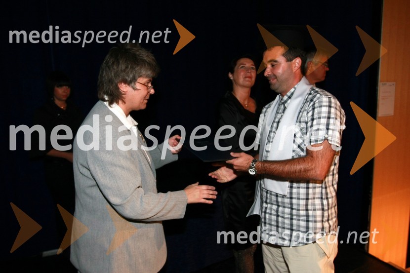 Mag. Mirjana Ivanuša-Bezjak, ravnateljica VSŠ Academia in diplomant VSŠ Academia  	 
	15. obletnica poslovnega sistema Academia in svečana podelitev diplom Višje strokovne šole Academia