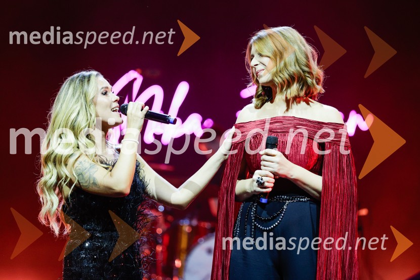  Nika Zorjan, pevka;  Eva Boto, pevkaNika Zorjan na velikem odru Križank