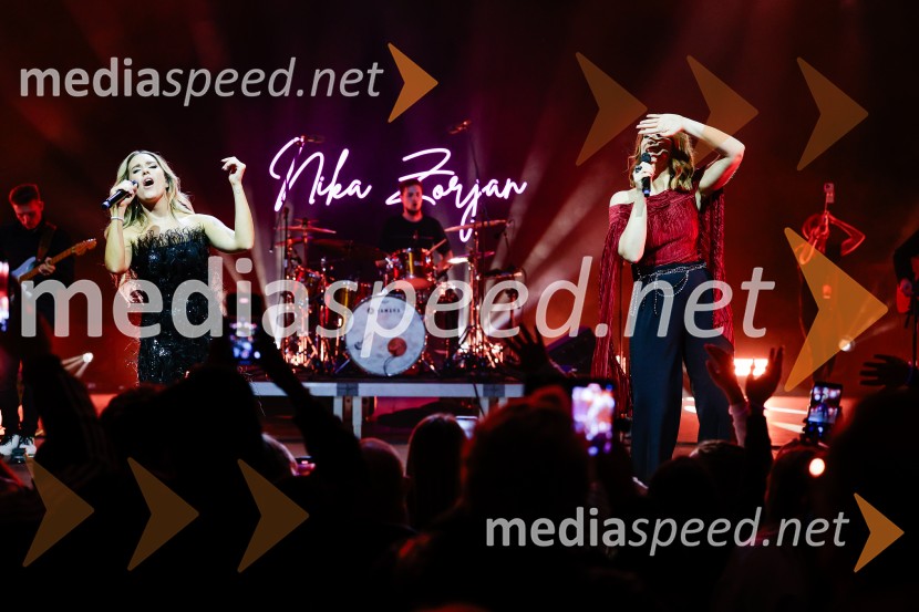  Nika Zorjan, pevka;  Eva Boto, pevkaNika Zorjan na velikem odru Križank