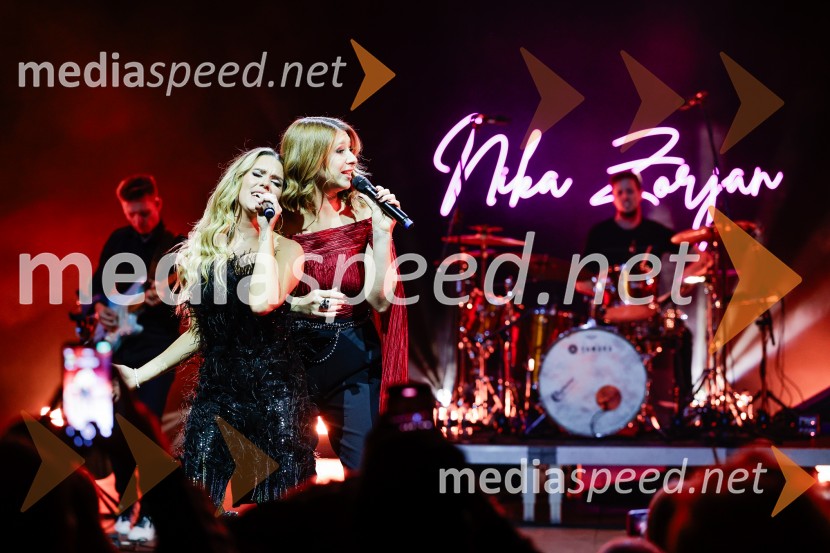  Nika Zorjan, pevka;  Eva Boto, pevkaNika Zorjan na velikem odru Križank