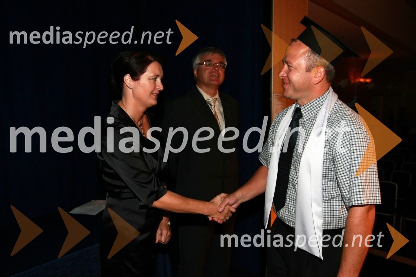 Mag. Majda Kralj, direktorica poslovnega sistema Academia in diplomant VSŠ Academia15. obletnica poslovnega sistema Academia in svečana podelitev diplom Višje strokovne šole Academia