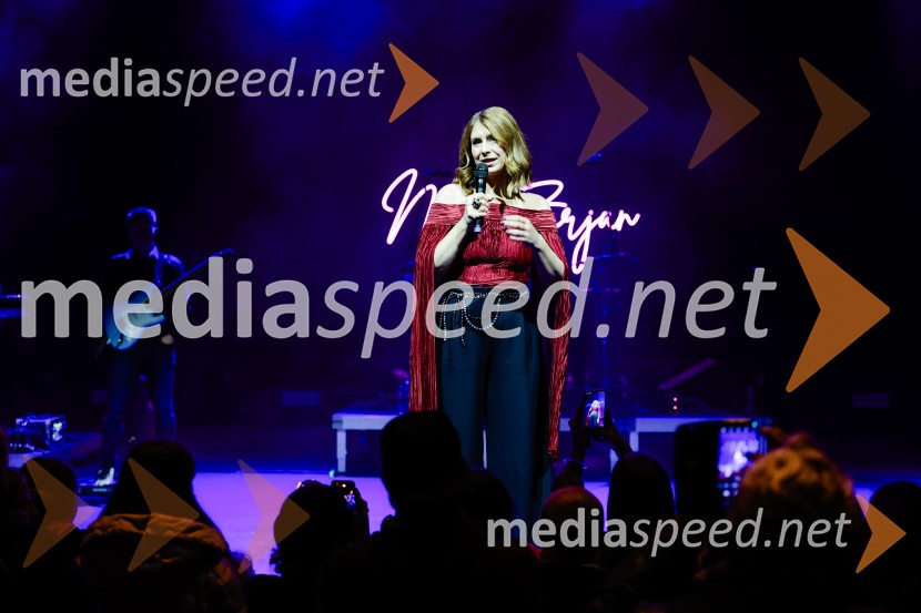  Eva Boto, pevkaNika Zorjan na velikem odru Križank