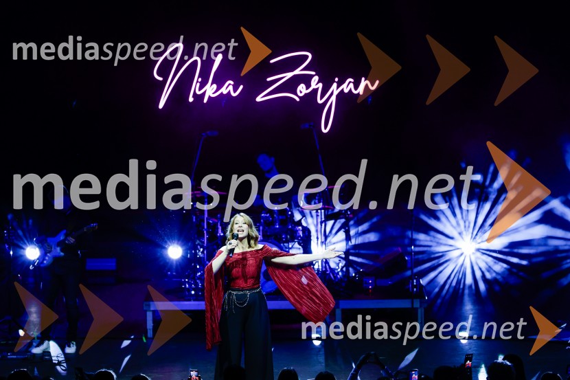  Eva Boto, pevkaNika Zorjan na velikem odru Križank