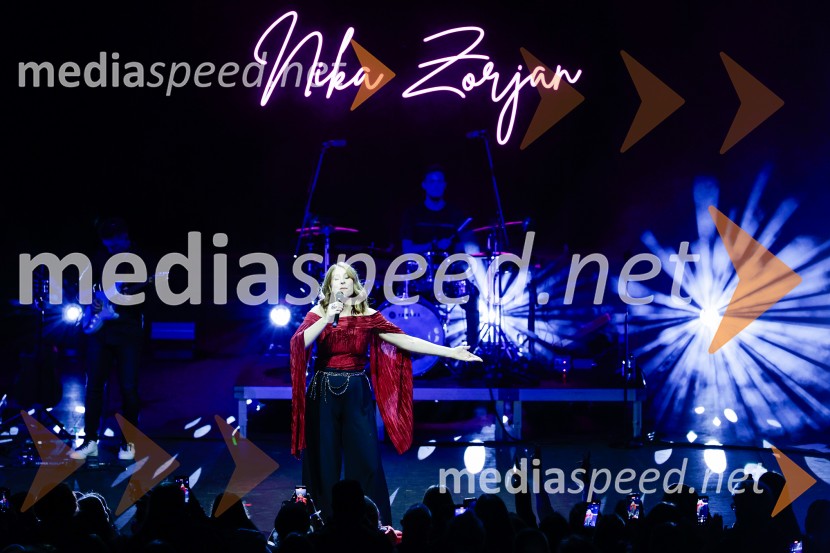  Eva Boto, pevkaNika Zorjan na velikem odru Križank