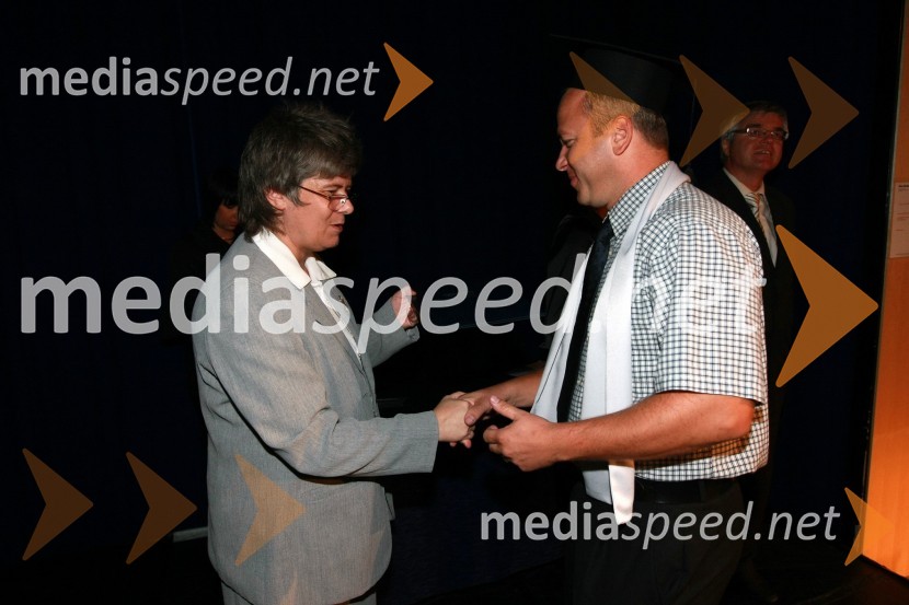 Mag. Mirjana Ivanuša-Bezjak, ravnateljica VSŠ Academia in diplomant VSŠ Academia  	 
	15. obletnica poslovnega sistema Academia in svečana podelitev diplom Višje strokovne šole Academia