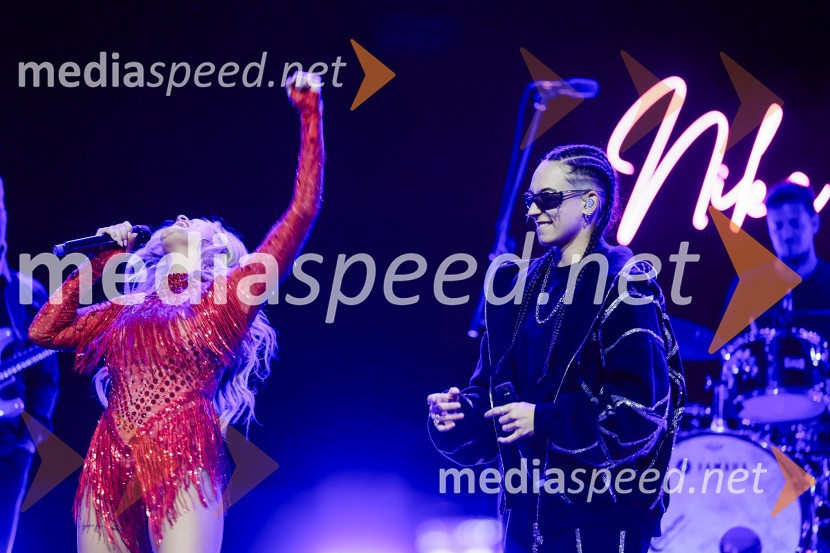  Nika Zorjan, pevka;  Mia Puhar Rodin - Masayah, pevkaNika Zorjan na velikem odru Križank