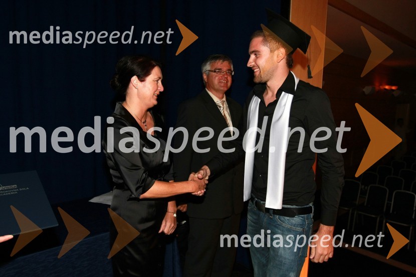 Mag. Majda Kralj, direktorica poslovnega sistema Academia in diplomantk VSŠ Academia15. obletnica poslovnega sistema Academia in svečana podelitev diplom Višje strokovne šole Academia