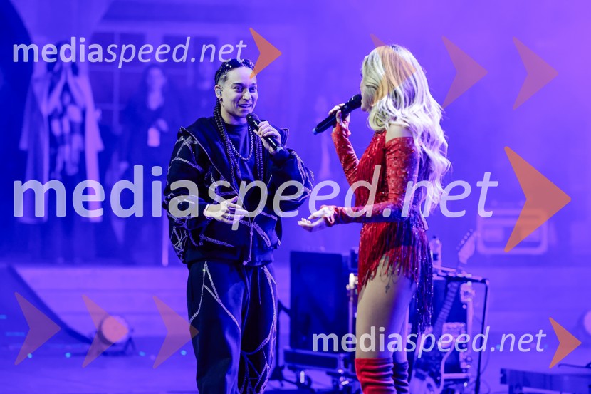  Mia Puhar Rodin - Masayah, pevka;  Nika Zorjan, pevkaNika Zorjan na velikem odru Križank