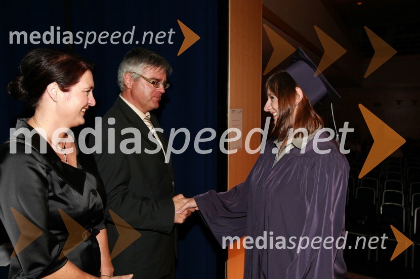 Mag. Majda Kralj, direktorica poslovnega sistema Academia, mag. Samo Hribar Milič, generalni direktor GZS in diplomantka VSŠ Academia15. obletnica poslovnega sistema Academia in svečana podelitev diplom Višje strokovne šole Academia